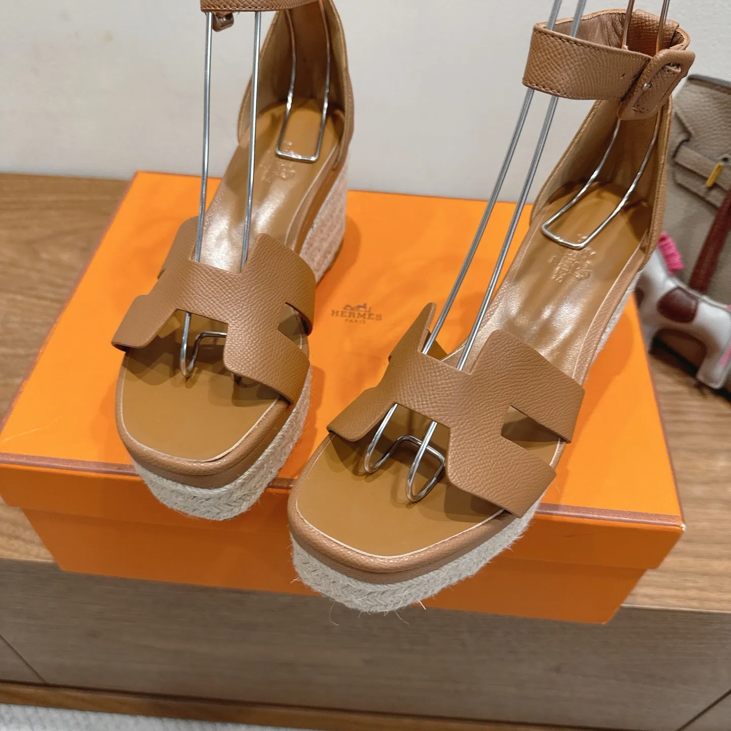 👟👟Ex-factory price 720👟👟 Hermes... a Eclair 2025 new color + popular series, the version is super positive, with a certain thickness, which makes the legs longer! Breathable, comfortable calfskin, spring and summer color matching, this item is both beautiful and comfortable! Channel supply code size: 35-39 can be ordered as 40.41 with airplane box ➕20